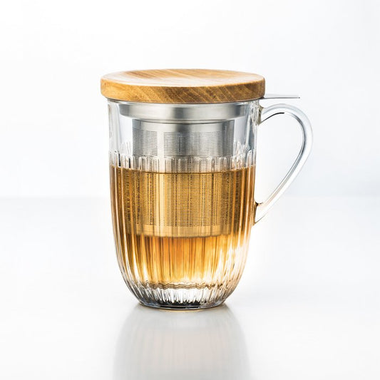 Szklanka, sitko i bambusowa przykrywka. Zestaw do parzenia herbaty.